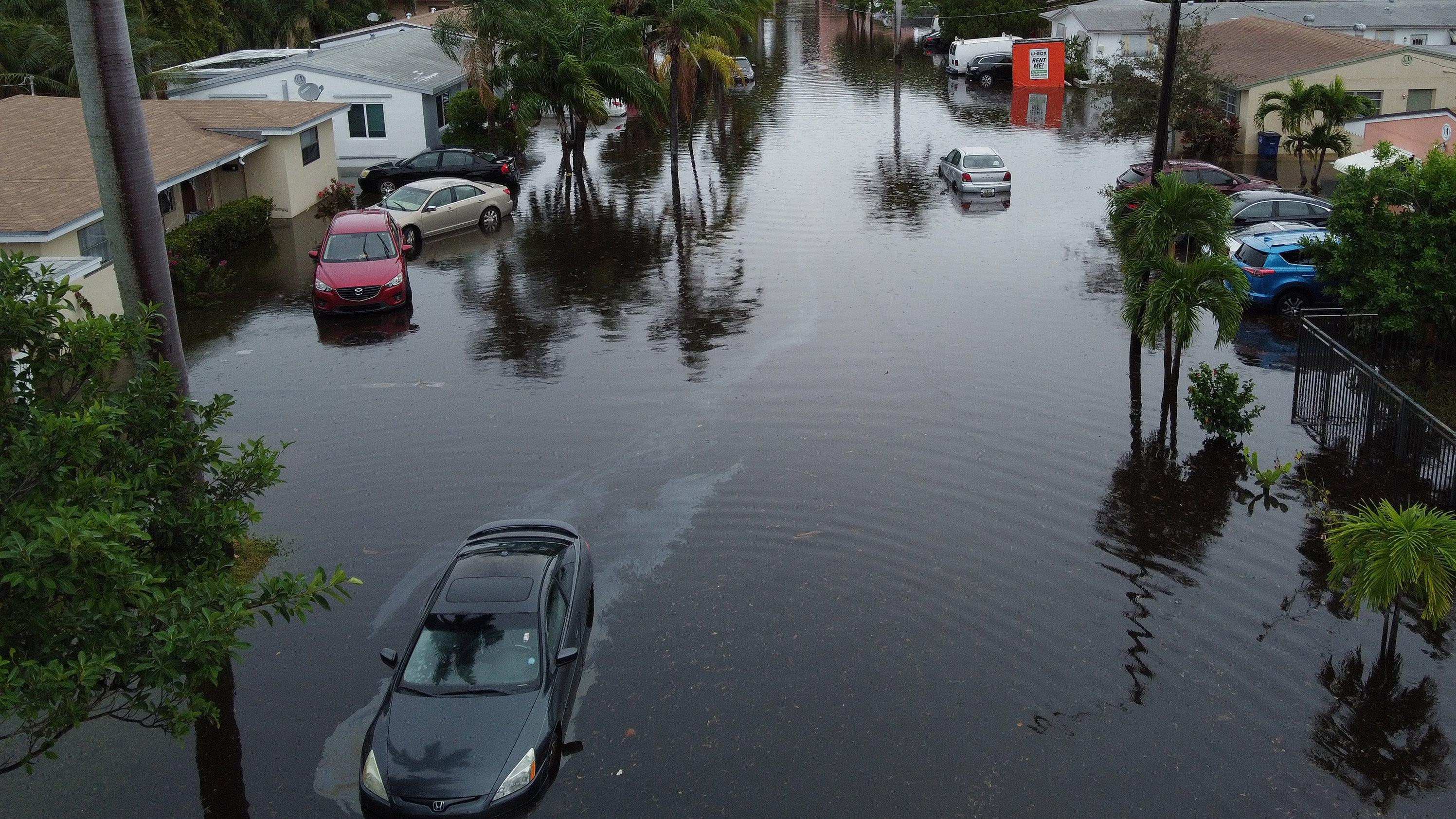 En luftfoto fra en drone viser en gade oversvømmet med oversvømmelsesvand den 23. december 2019 i Hallandale, Florida.